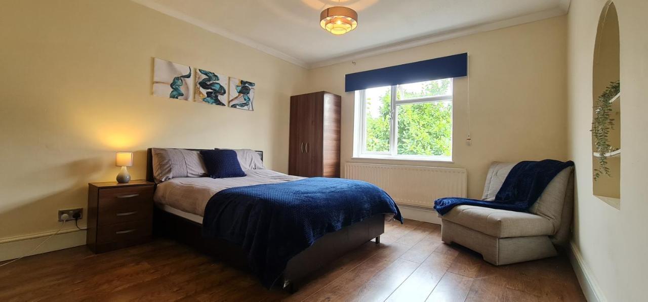 6 Bedroom Spacious Villa, Free Parking Byfleet Exterior foto