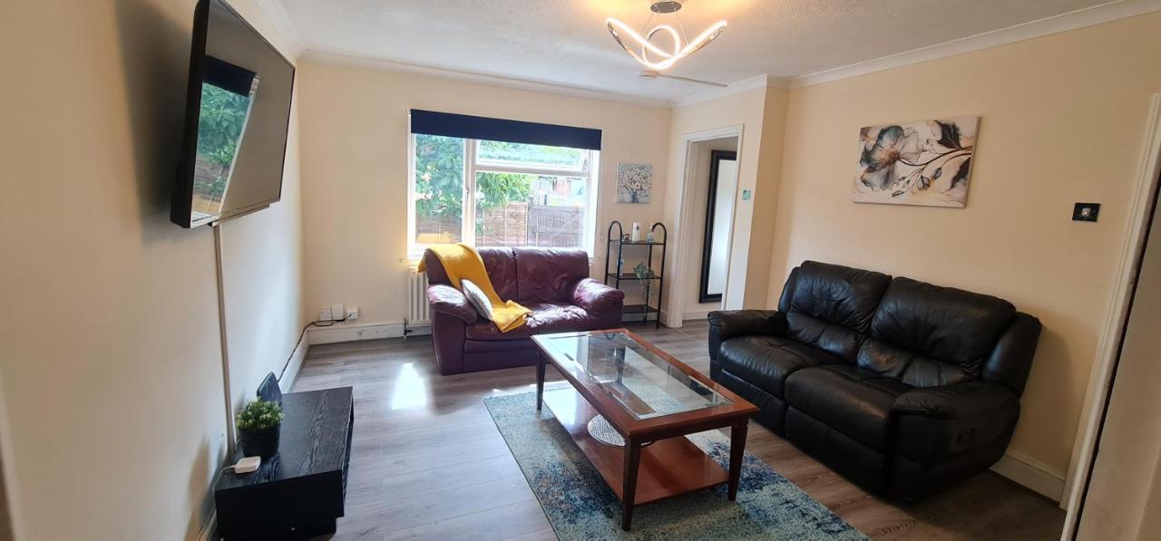 6 Bedroom Spacious Villa, Free Parking Byfleet Exterior foto
