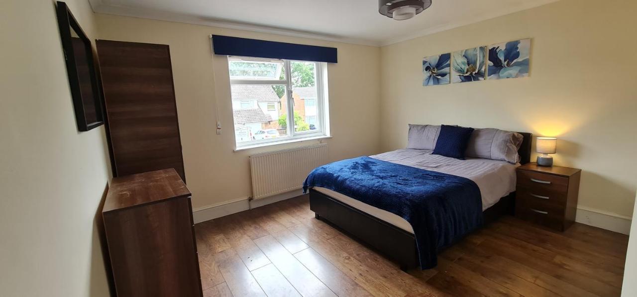 6 Bedroom Spacious Villa, Free Parking Byfleet Exterior foto