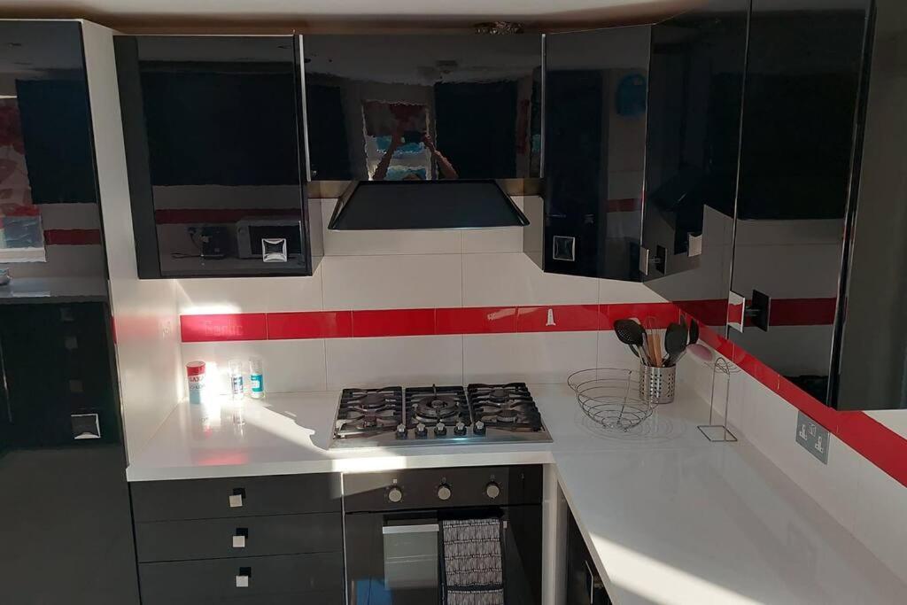 6 Bedroom Spacious Villa, Free Parking Byfleet Exterior foto