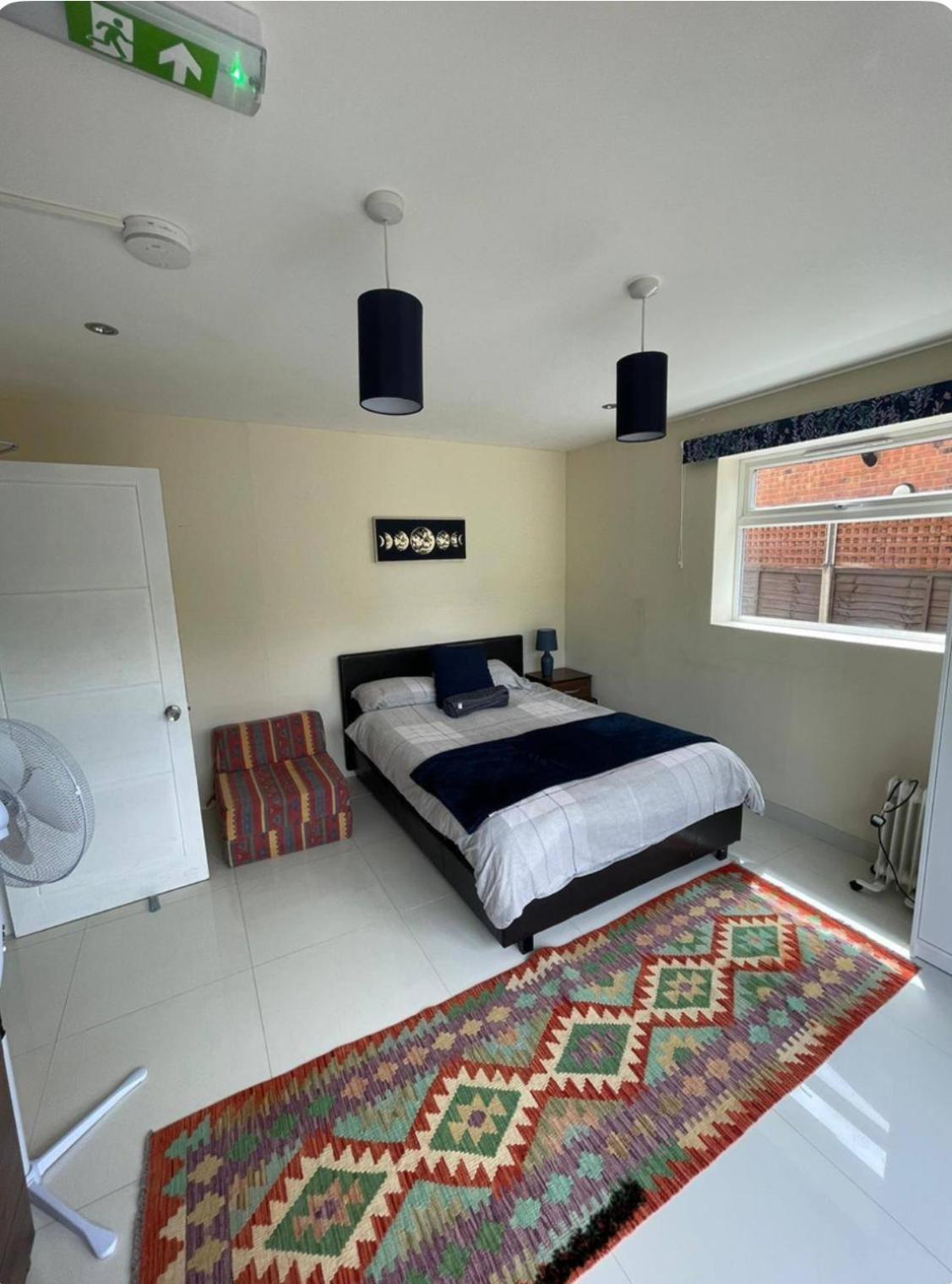 6 Bedroom Spacious Villa, Free Parking Byfleet Exterior foto